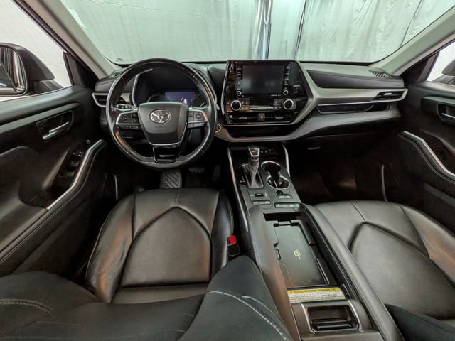 Used 2021 Toyota Highlander XLE AWD/4WD image 10