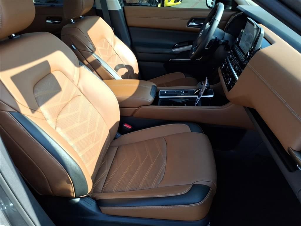 Used 2023 Nissan Pathfinder Platinum image 6