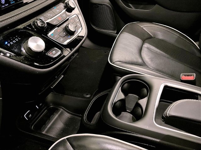 Used 2019 Chrysler Pacifica Limited w/ Advanced Safetytec Group FWD image 16