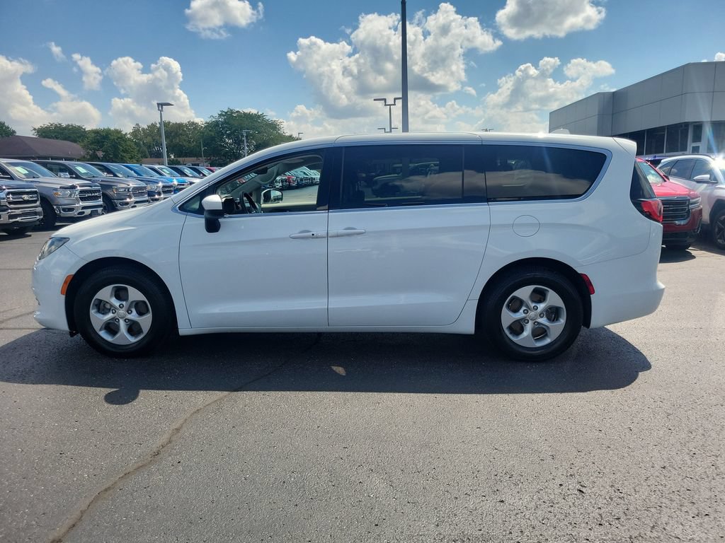 Used 2017 Chrysler Pacifica LX w/ Tire & Wheel Group FWD image 7