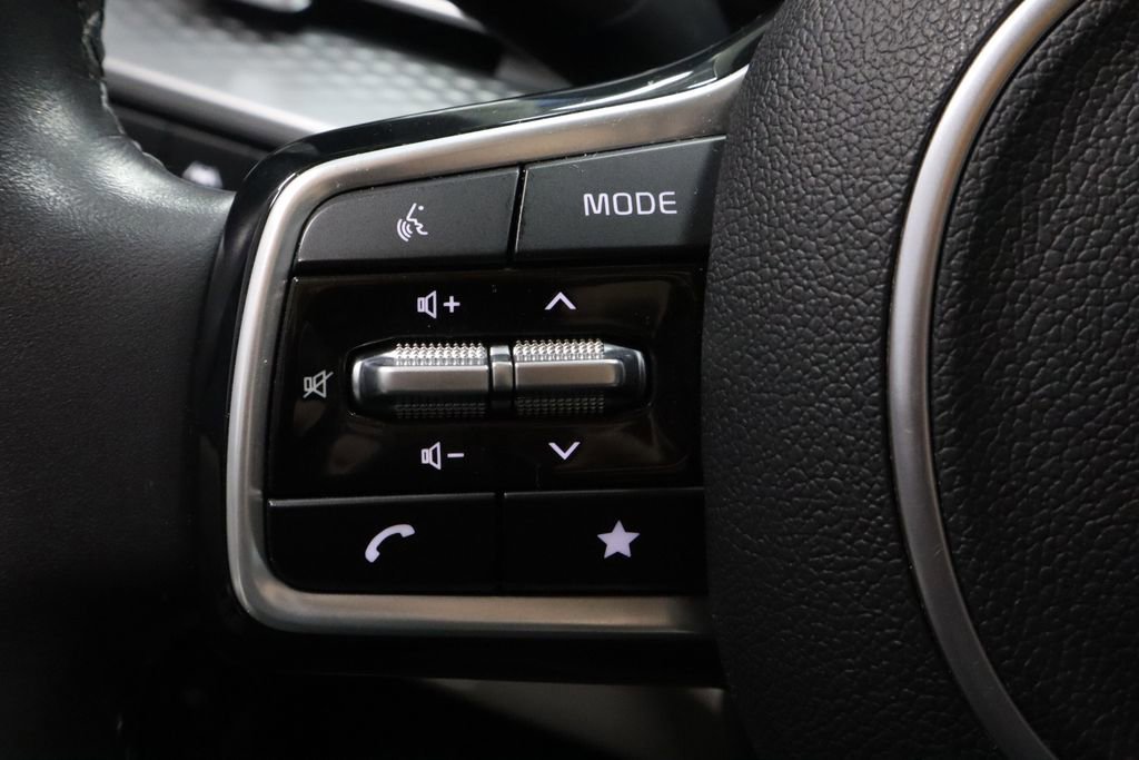 Used 2024 Kia Carnival LX image 27