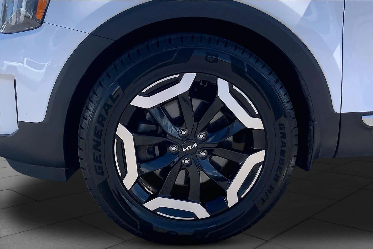 Used 2024 Kia Telluride S FWD image 12