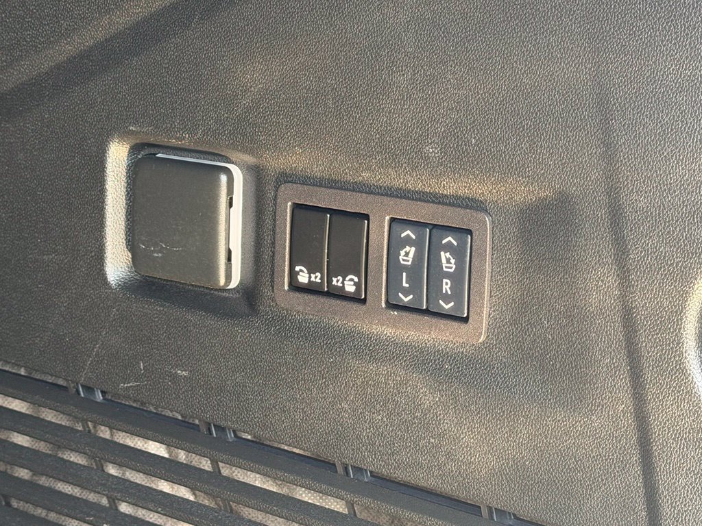 Used 2024 Chevrolet Tahoe High Country AWD/4WD image 44