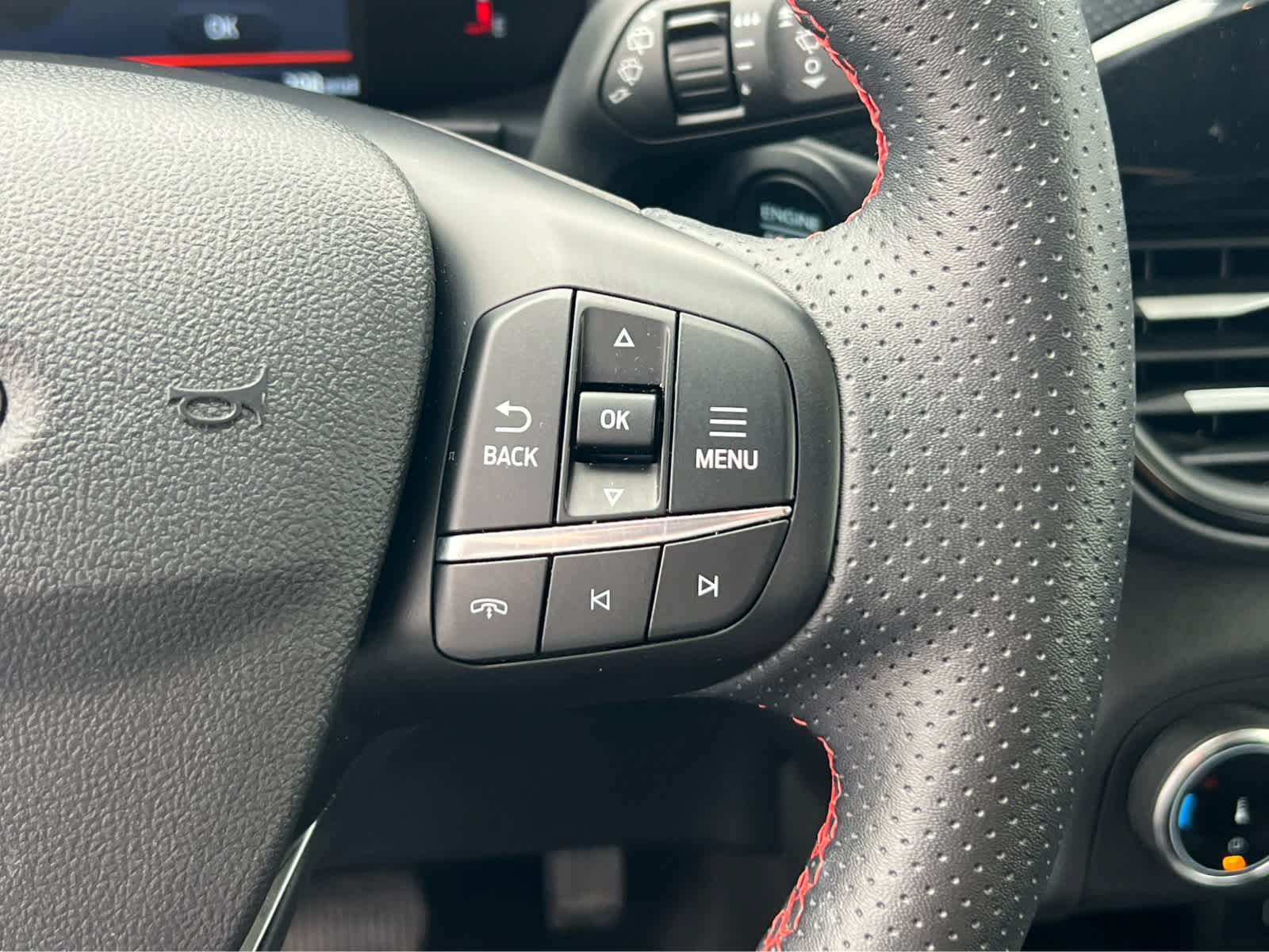 Certified 2025 Ford Escape ST-Line Select AWD/4WD image 33