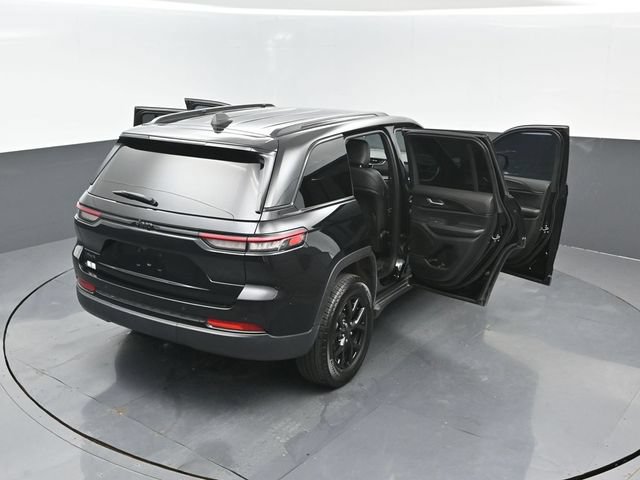 Used 2025 Jeep Grand Cherokee Altitude AWD/4WD image 28