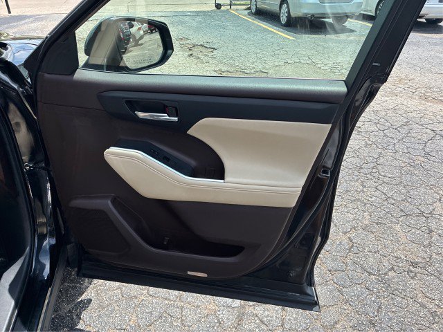 Used 2022 Toyota Highlander XLE AWD/4WD image 20