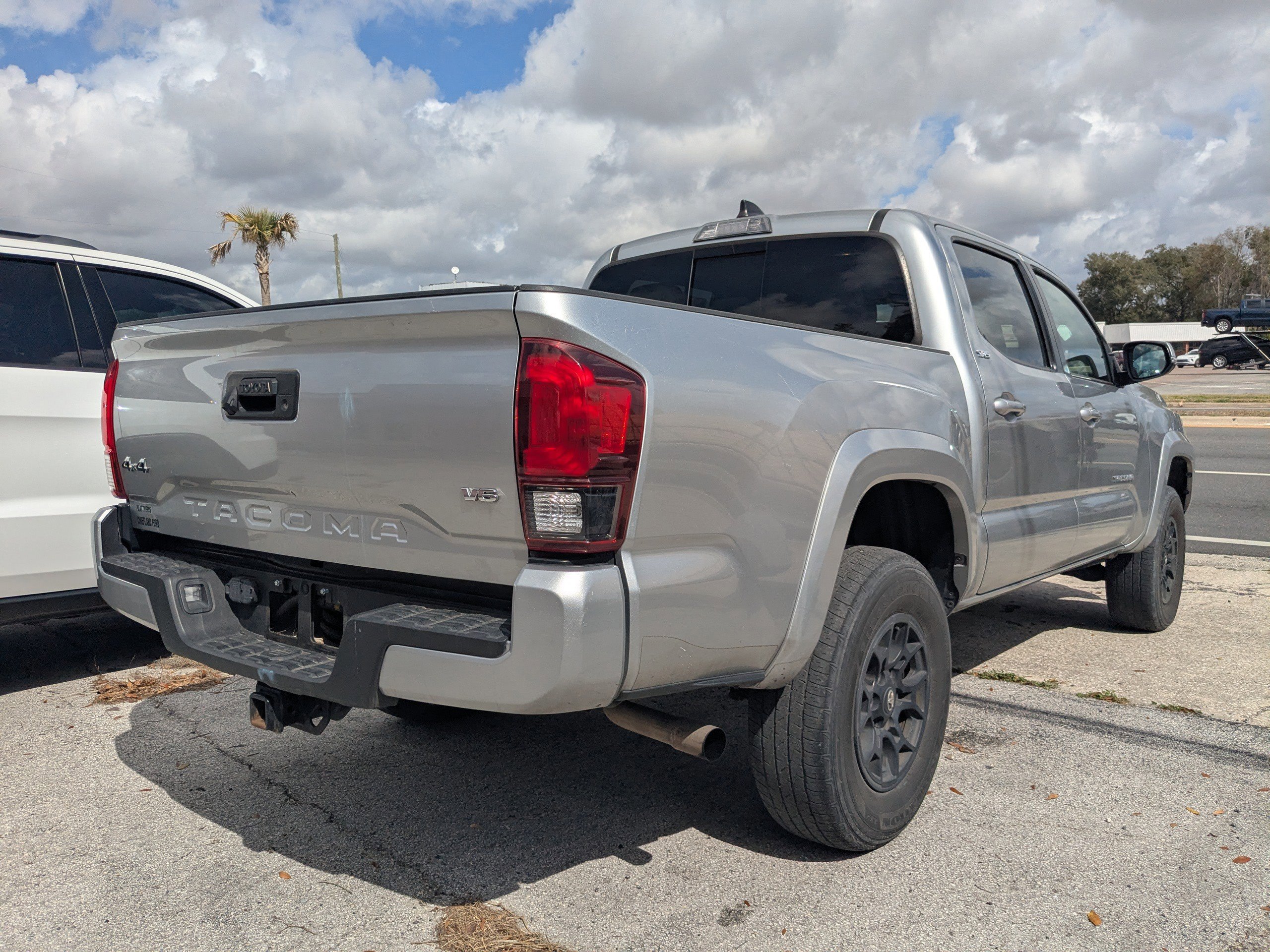 Used 2022 Toyota Tacoma SR5 w/ Technology Package image 4