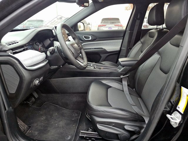 Used 2024 Jeep Compass Latitude image 27