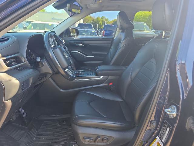 Used 2021 Toyota Highlander XLE AWD/4WD image 22