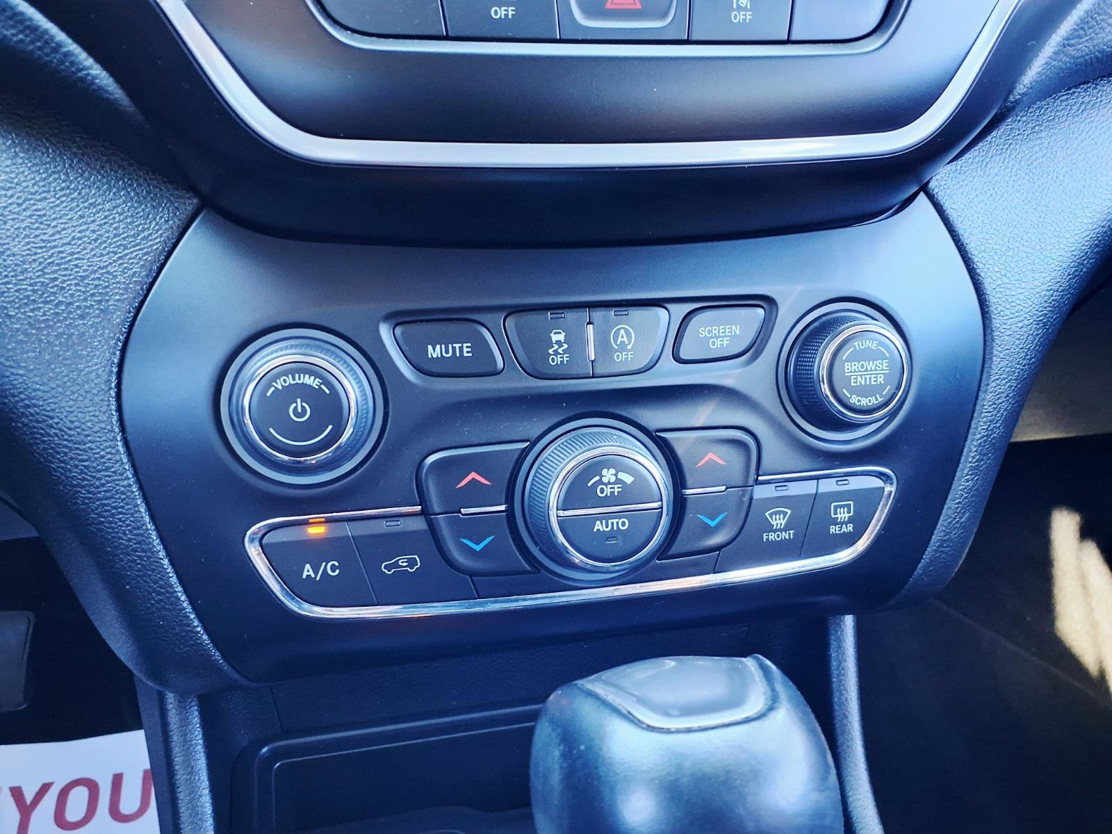 Used 2021 Jeep Cherokee Latitude Lux w/ Comfort/Convenience Group image 24