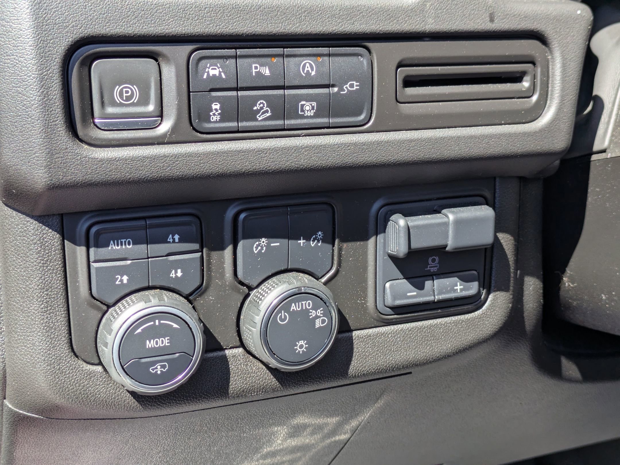 Used 2022 Chevrolet Tahoe Z71 w/ Z71 Off-Road Package image 16