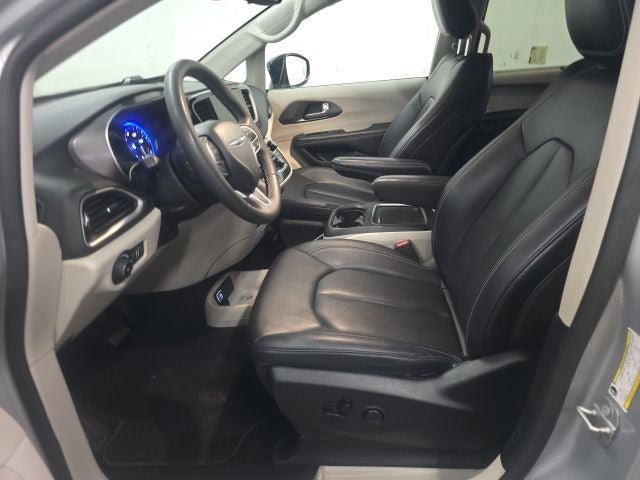 Used 2024 Chrysler Pacifica Touring-L FWD image 3