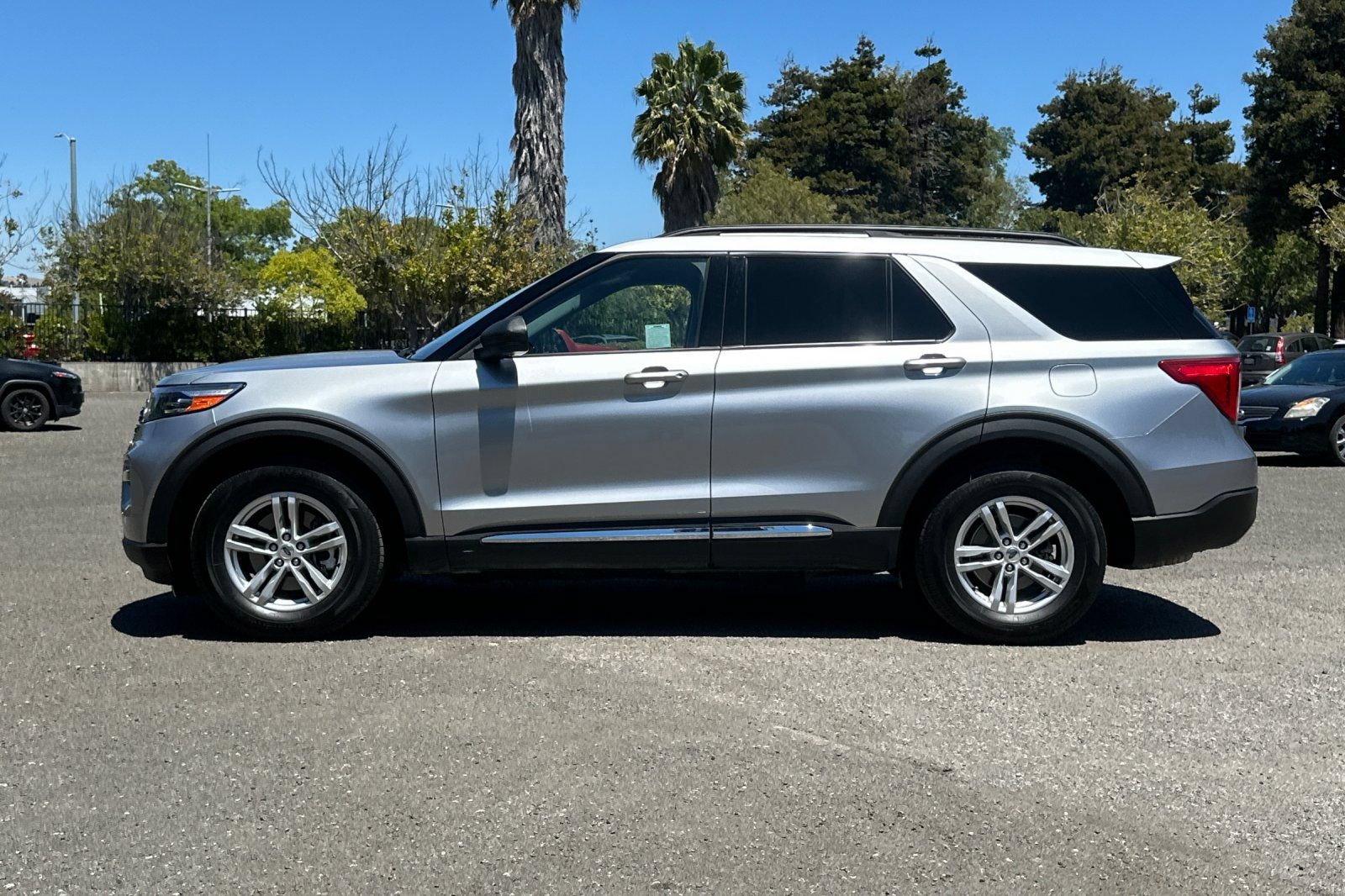 Certified 2023 Ford Explorer XLT w/ Equipment Group 202A AWD/4WD image 7