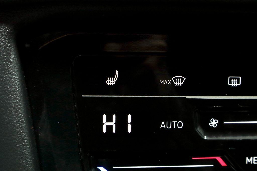 Used 2025 Volkswagen Taos SE image 11