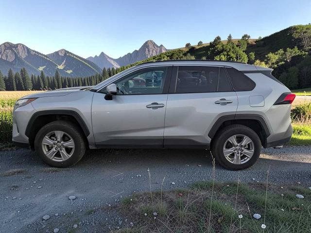 Used 2025 Toyota RAV4 XLE AWD/4WD image 2