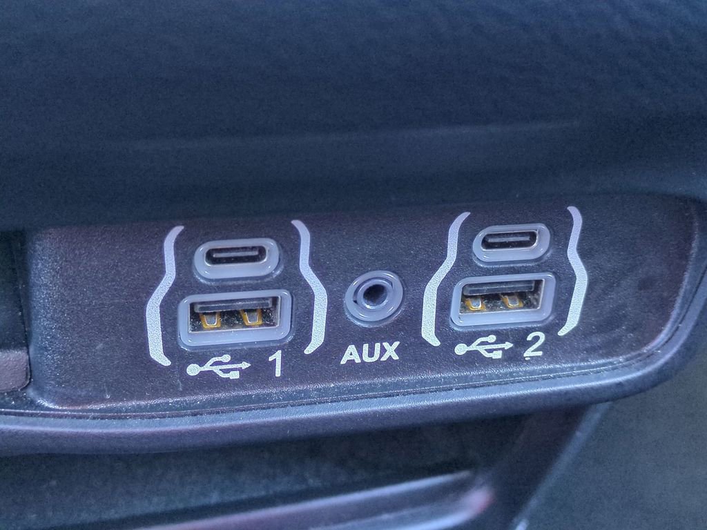 Used 2025 Chrysler Pacifica Select image 23