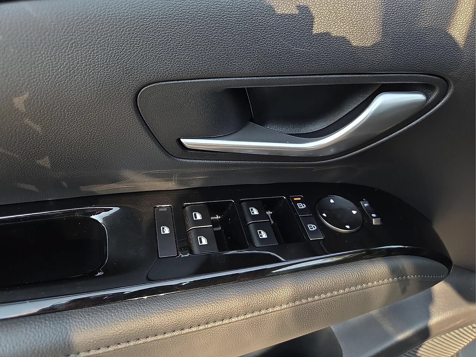 Used 2025 Hyundai Tucson Limited FWD image 12