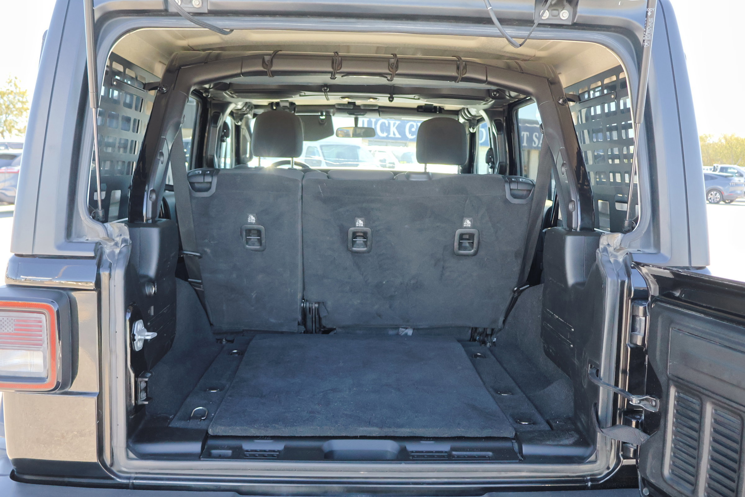 Used 2019 Jeep Wrangler Unlimited Sahara image 11