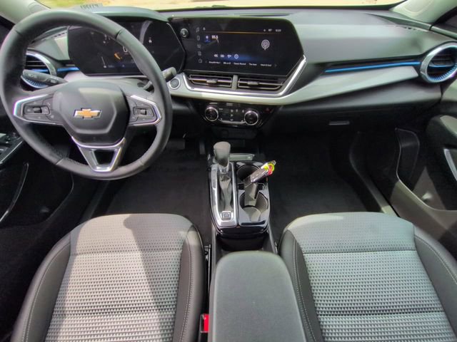 Used 2025 Chevrolet Trax LT w/ LT Convenience Package image 17