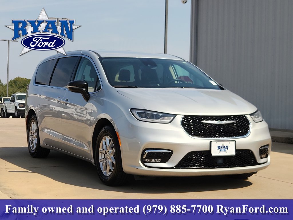 Used 2024 Chrysler Pacifica Touring-L FWD image 2