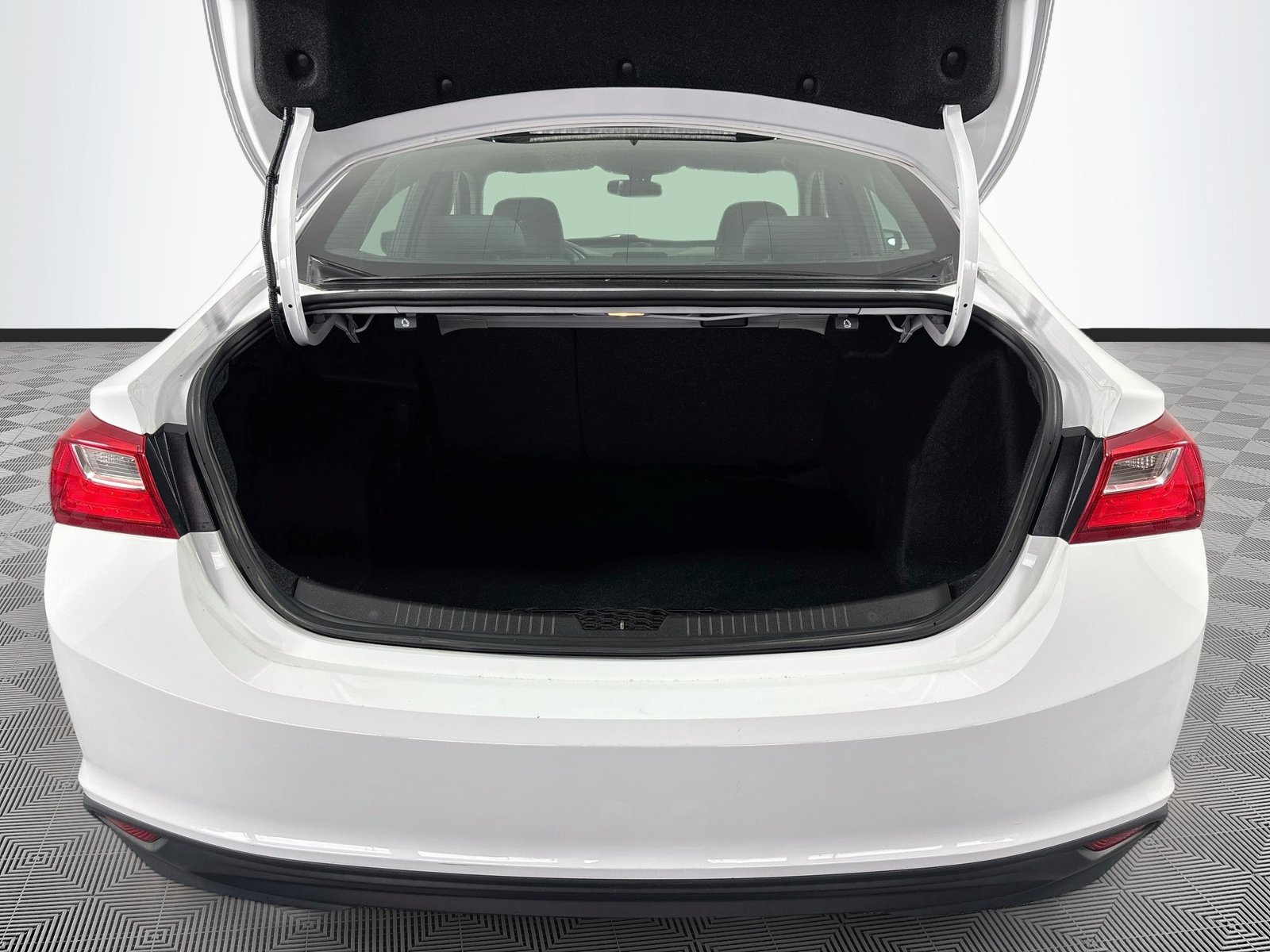 Used 2018 Chevrolet Malibu LS FWD image 23