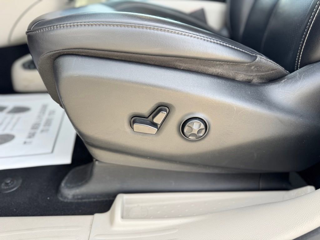 Used 2023 Chrysler Pacifica Touring-L image 14