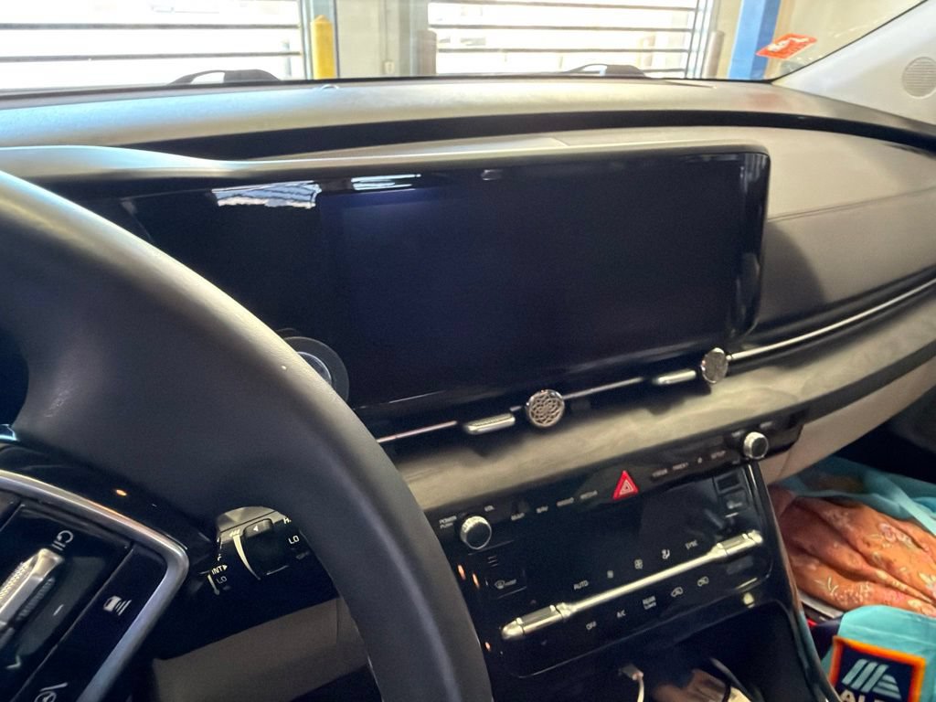 Used 2024 Kia Carnival EX FWD image 4