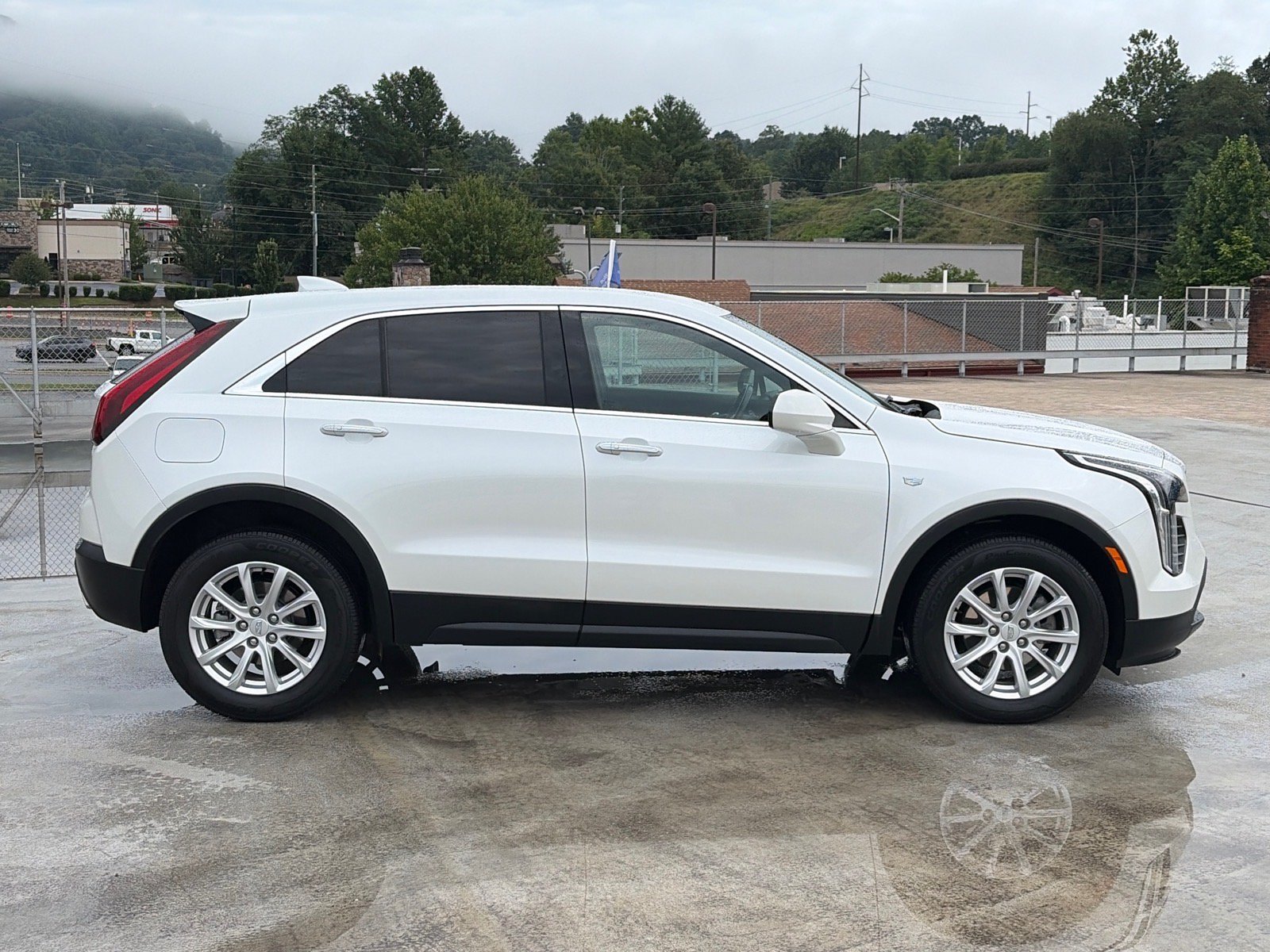 Used 2023 Cadillac XT4 Luxury w/ Cold Weather Package AWD/4WD image 2