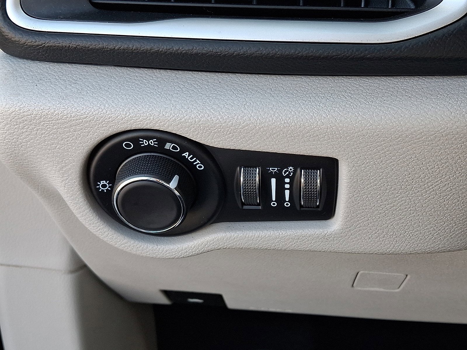 Used 2022 Chrysler Voyager LX image 25