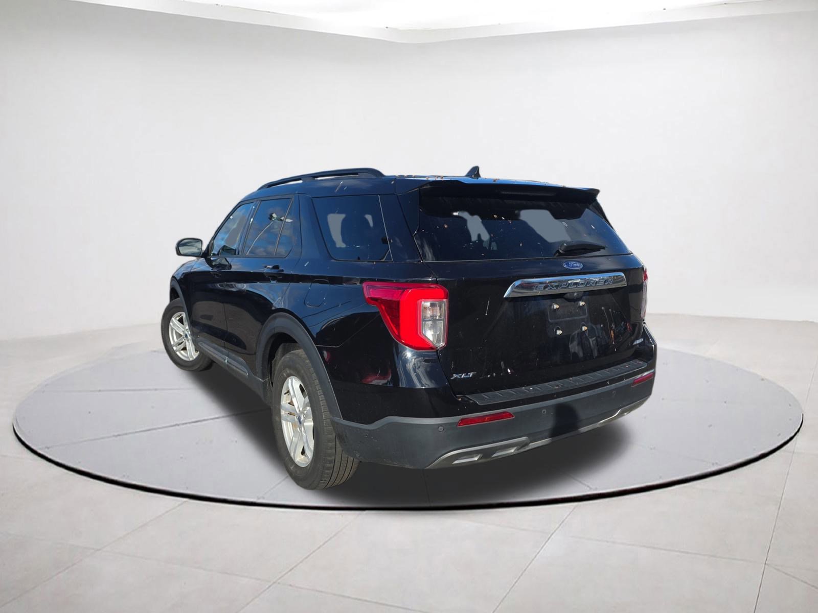 Certified 2022 Ford Explorer XLT w/ Equipment Group 202A image 3