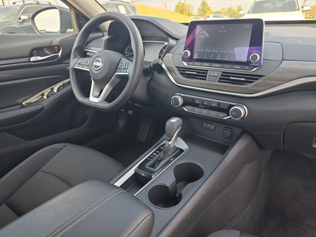 Used 2025 Nissan Altima 2.5 SV FWD image 16