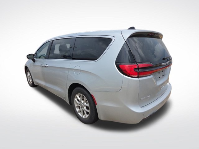 Used 2023 Chrysler Pacifica Touring-L FWD image 7