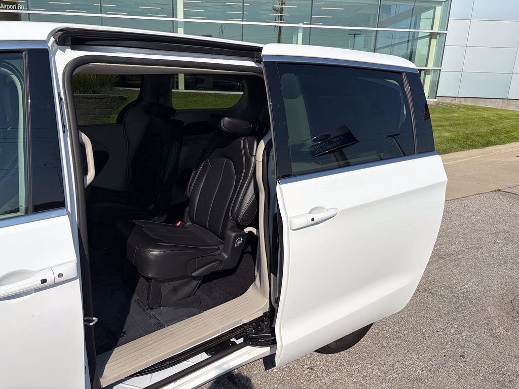 Used 2024 Chrysler Pacifica Touring-L FWD image 15