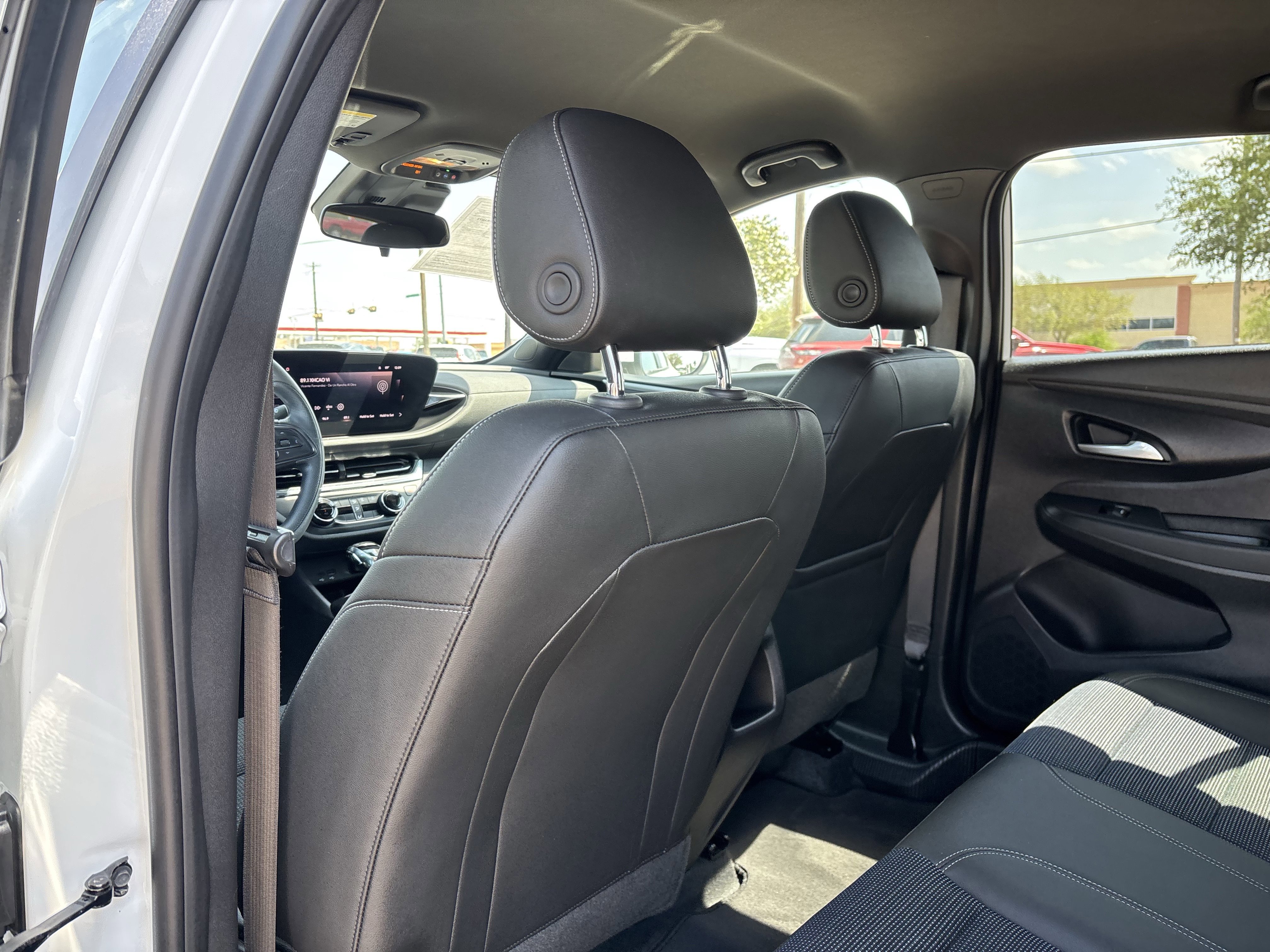 Used 2025 Buick Envista Preferred image 16