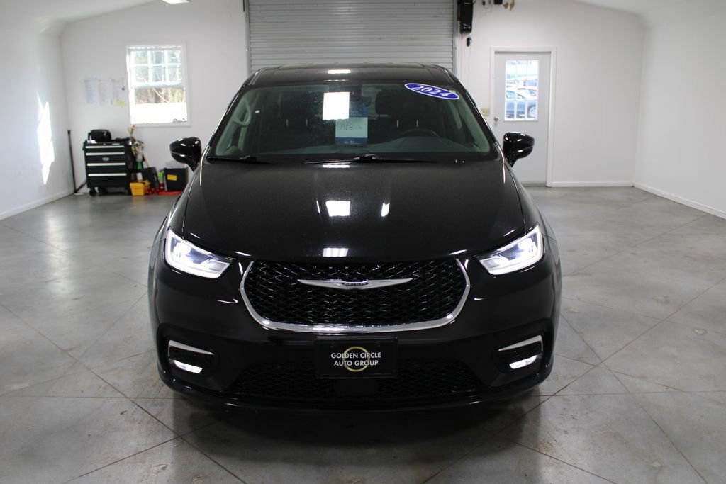 Used 2024 Chrysler Pacifica Touring-L image 8