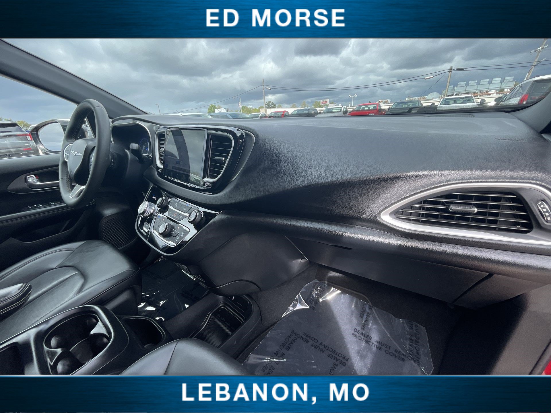 Used 2025 Chrysler Pacifica Select FWD image 27