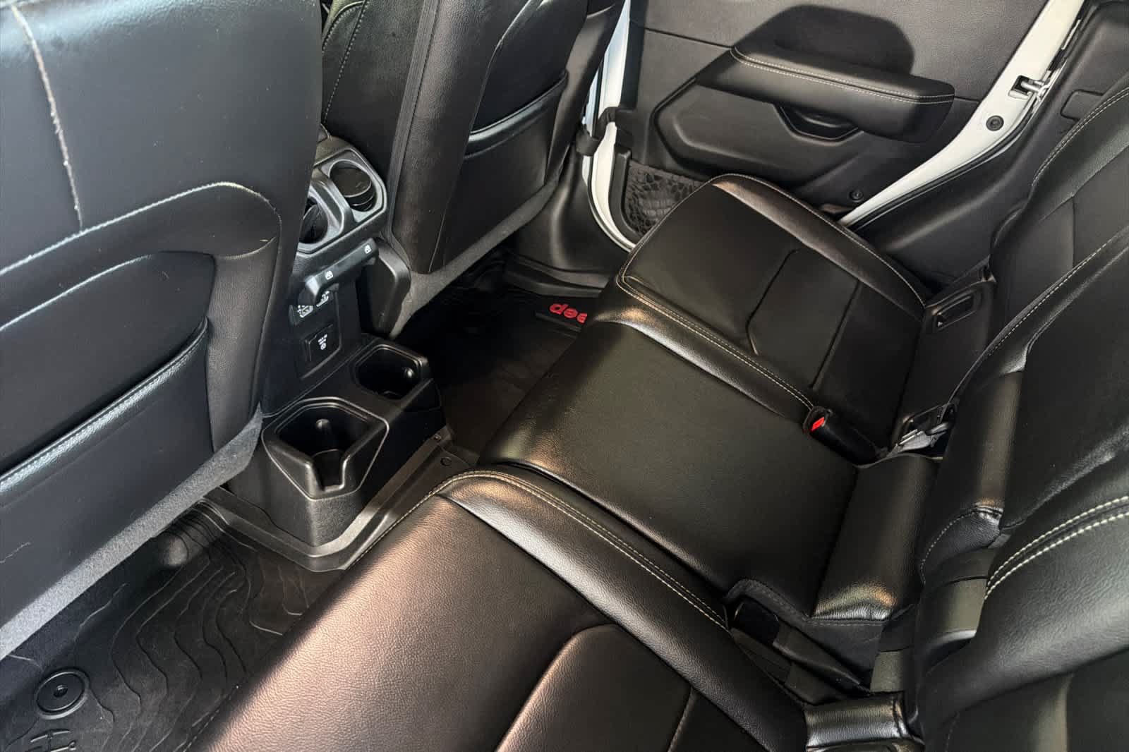 Used 2020 Jeep Gladiator Overland AWD/4WD image 4
