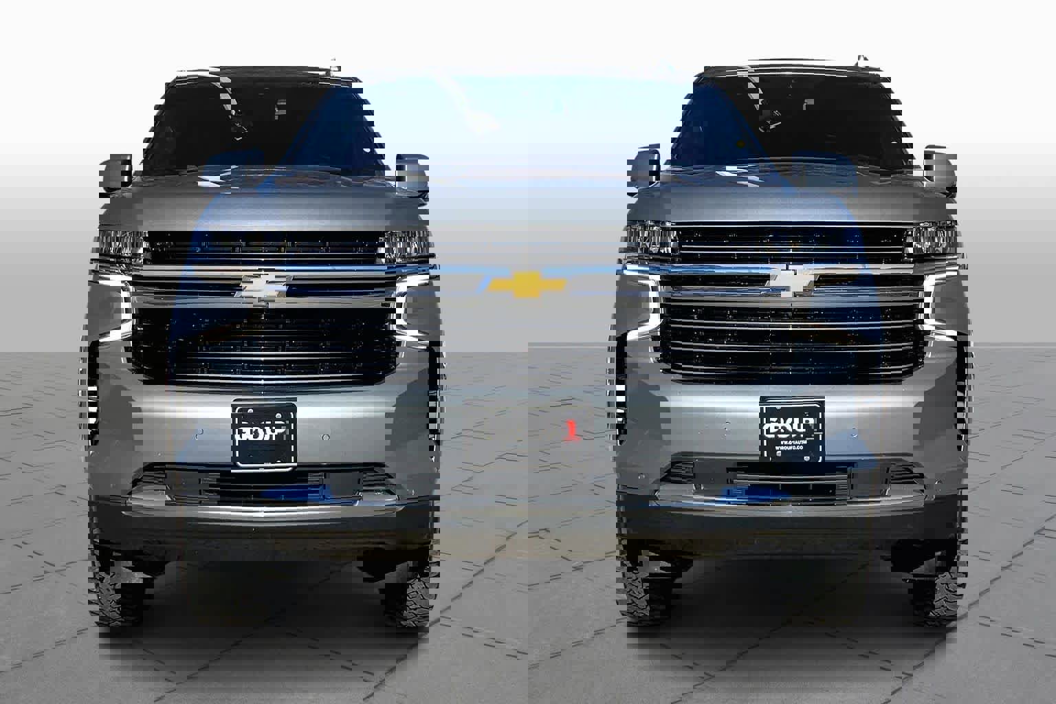 Used 2023 Chevrolet Suburban LT w/ Luxury Package image 3