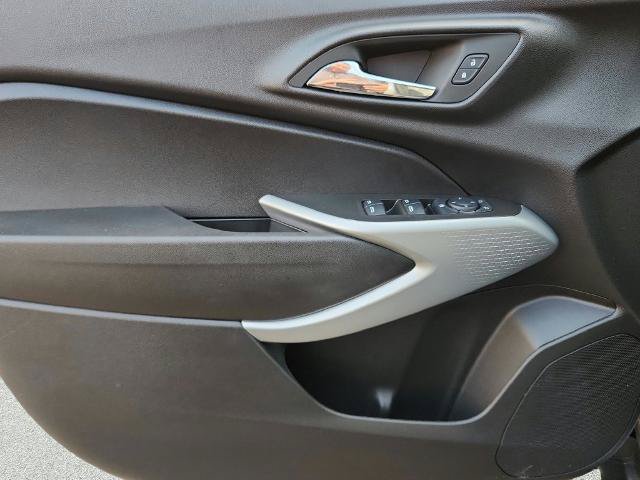 Used 2025 Chevrolet Trax LS w/ LS Convenience Package FWD image 23