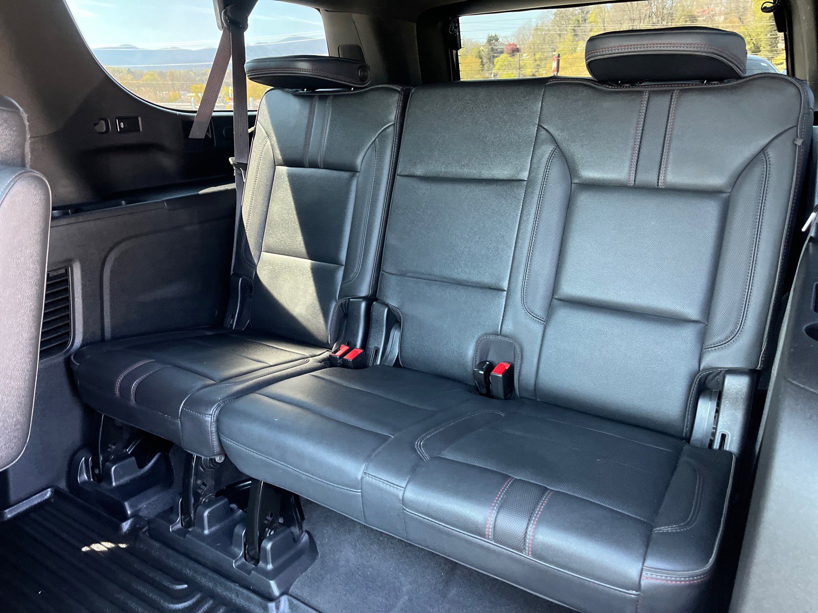 Used 2022 Chevrolet Suburban RST w/ Luxury Package image 18