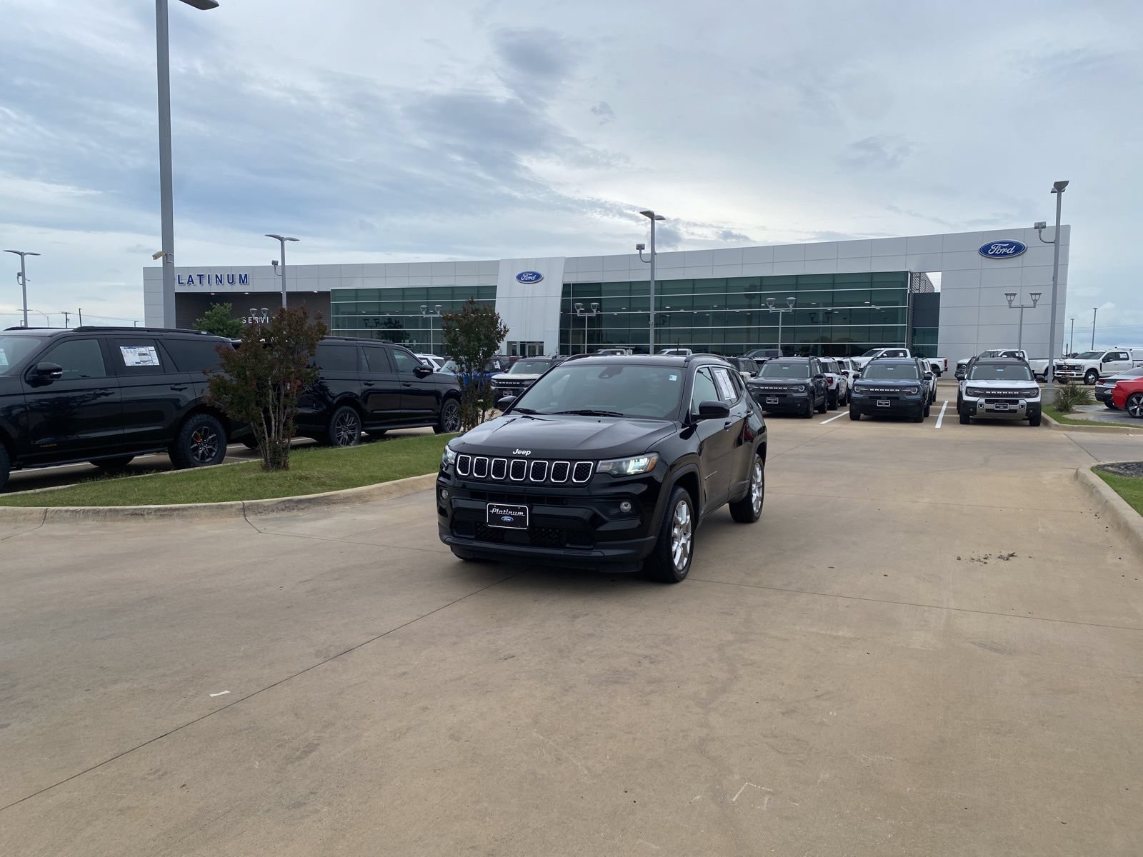 Used 2023 Jeep Compass Latitude AWD/4WD image 25