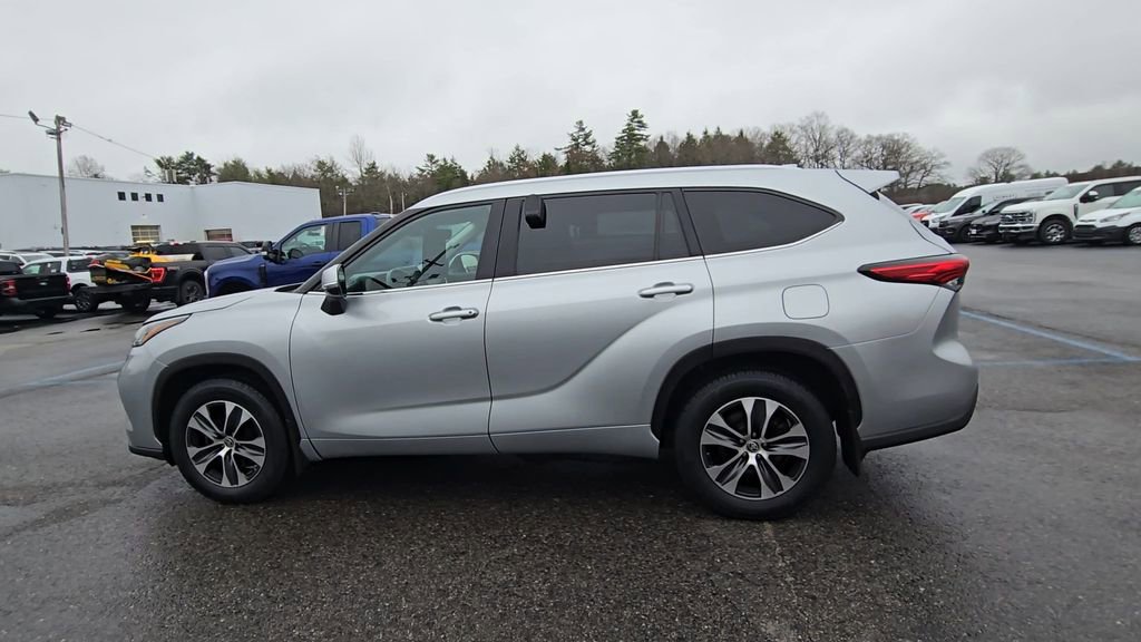 Used 2022 Toyota Highlander XLE AWD/4WD image 17