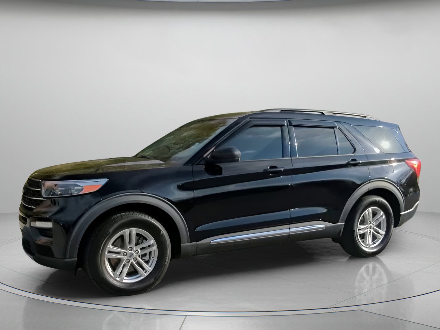 Certified 2022 Ford Explorer XLT w/ Equipment Group 202A image 6