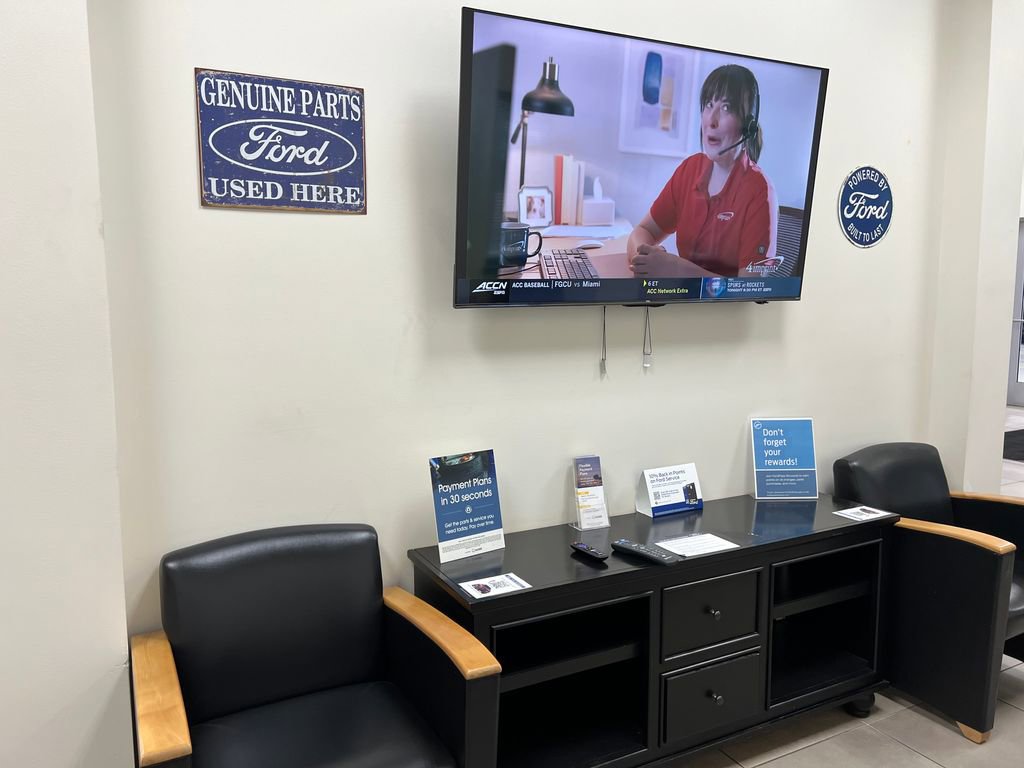 Certified 2022 Ford Escape SE w/ SE Sport Appearance Package image 9