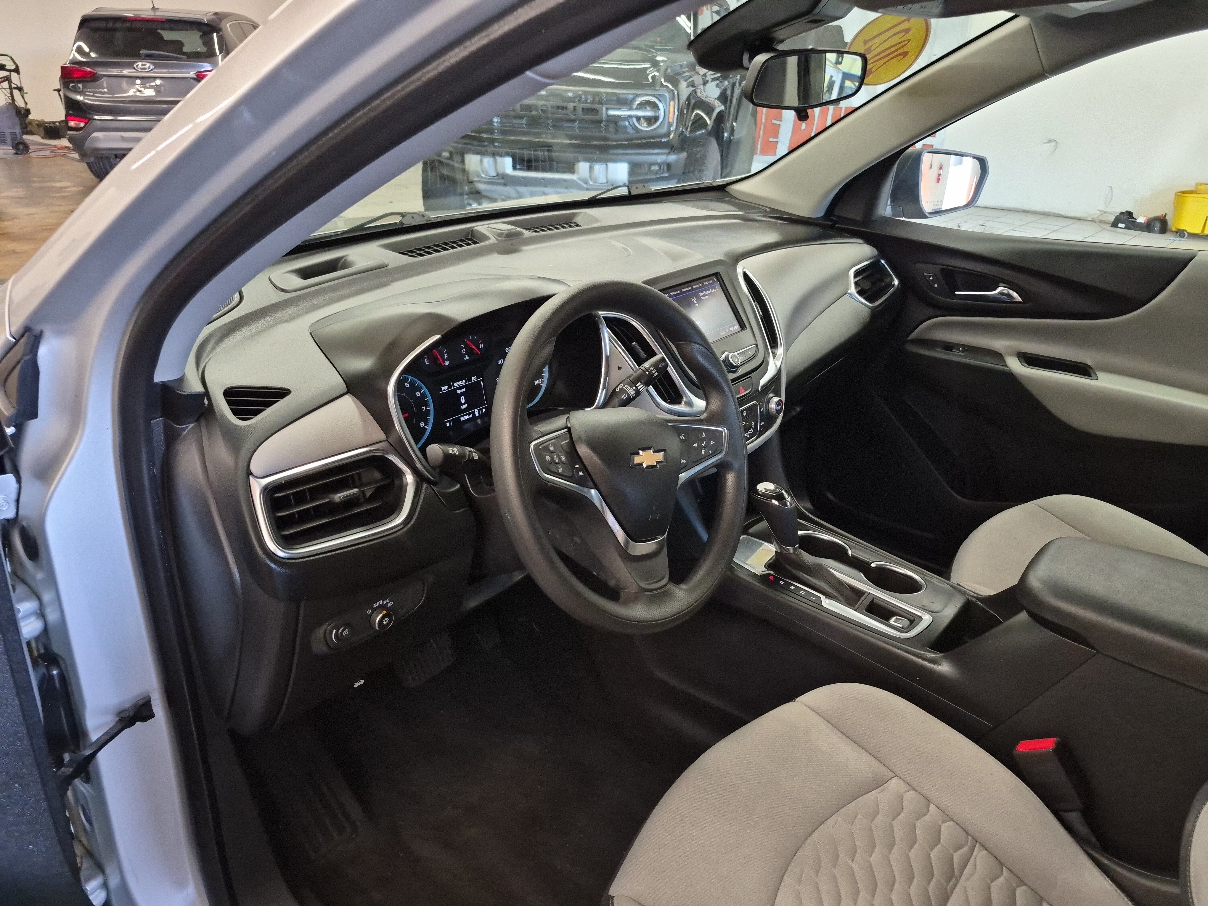 Used 2021 Chevrolet Equinox LS w/ LS Convenience Package FWD image 12