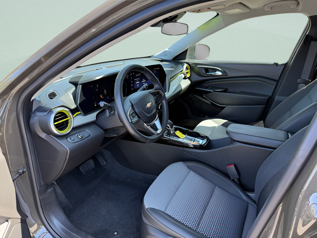 Used 2024 Chevrolet Trax LT w/ LT Convenience Package FWD image 3