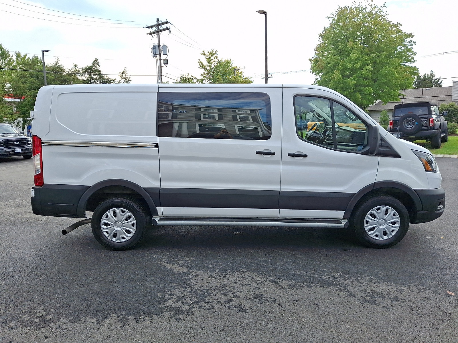 Certified 2025 Ford Transit 250 Low Roof w/ Exterior Upgrade Package RWD image 4