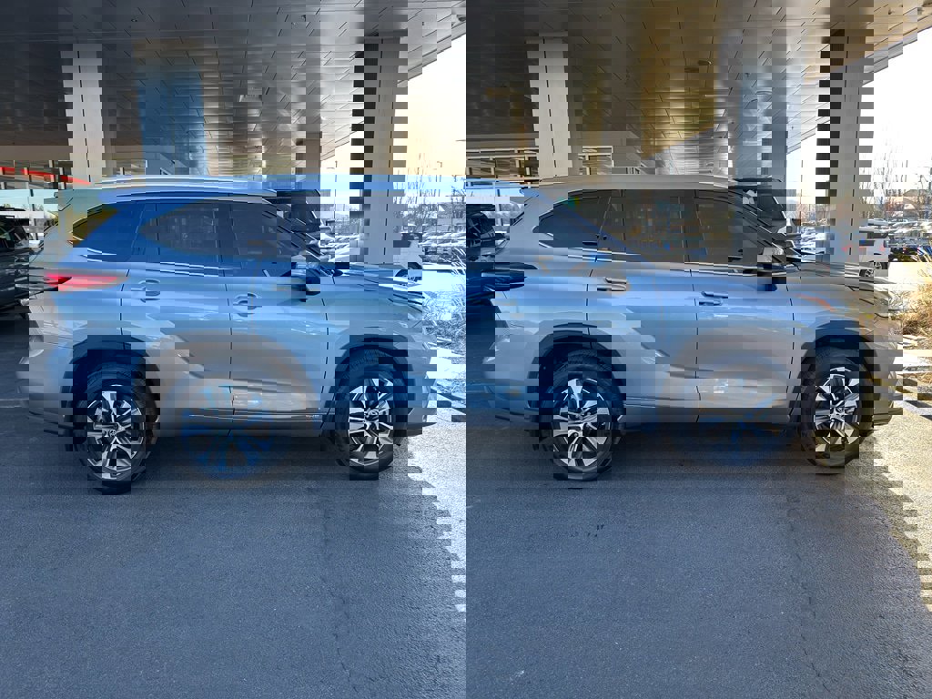 Used 2022 Toyota Highlander XLE image 2