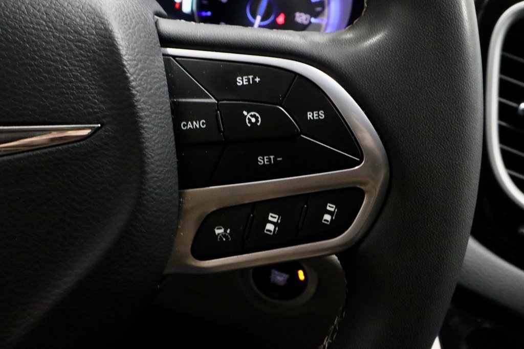 Used 2023 Chrysler Pacifica Touring-L image 30