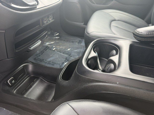 Used 2025 Chrysler Pacifica Select FWD image 25